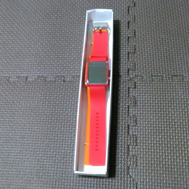 腕時計　オレンジ　デジタル表示　新品 + 腕時計　赤　デジタル表示　中古 レディースのファッション小物(腕時計)の商品写真