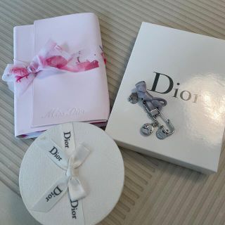 ディオール(Dior)の新品、未使用！ディオール　ノートとリボンピン(ブローチ/コサージュ)