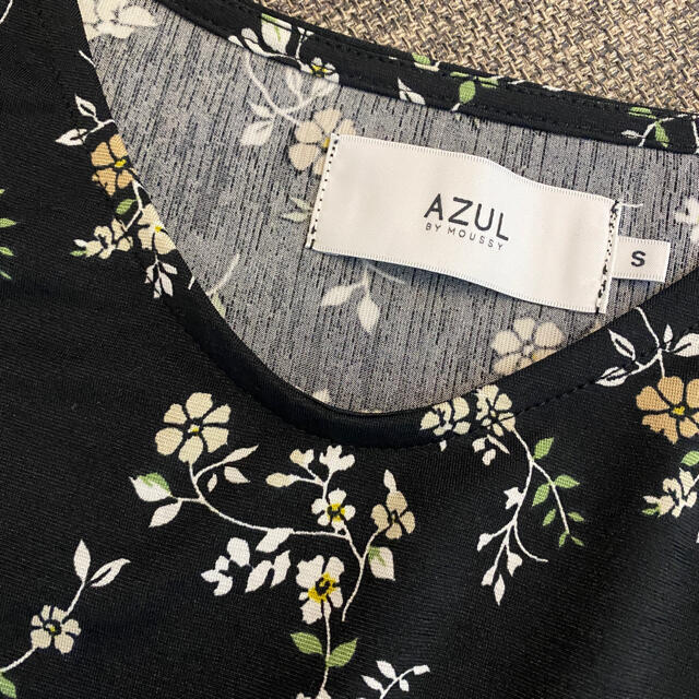 AZUL by moussy(アズールバイマウジー)のAZUL by moussy 花柄　Ｖネック　トップス レディースのトップス(Tシャツ(半袖/袖なし))の商品写真