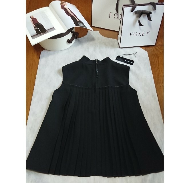 FOXEY(フォクシー)のFOXEY "Chic Pleats Top" ブラック 38 レディースのトップス(シャツ/ブラウス(半袖/袖なし))の商品写真