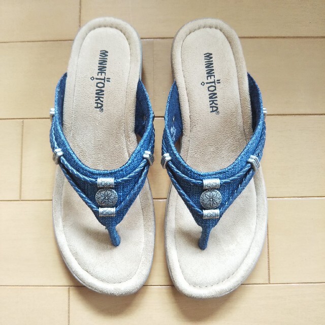 Minnetonka(ミネトンカ)のミネトンカ シルバーソーン コンチョ付き サンダル レディース 23cm 6  レディースの靴/シューズ(サンダル)の商品写真