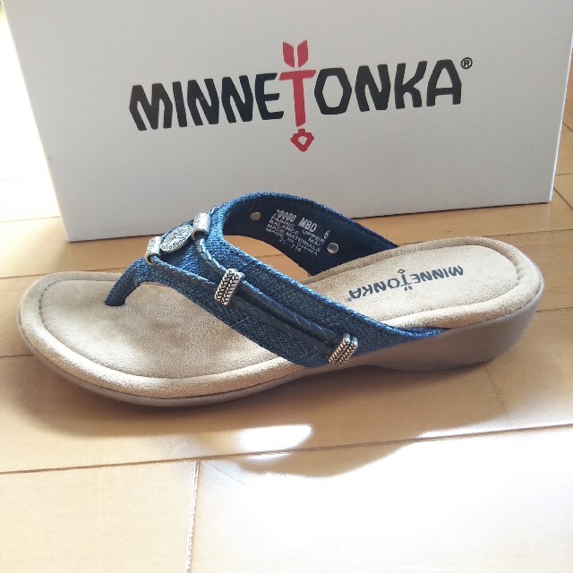 Minnetonka(ミネトンカ)のミネトンカ シルバーソーン コンチョ付き サンダル レディース 23cm 6  レディースの靴/シューズ(サンダル)の商品写真