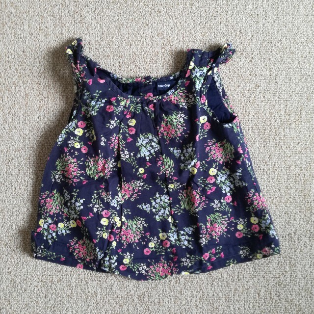 babyGAP(ベビーギャップ)のGAP 花柄ノースリーブシャツ キッズ/ベビー/マタニティのベビー服(~85cm)(シャツ/カットソー)の商品写真