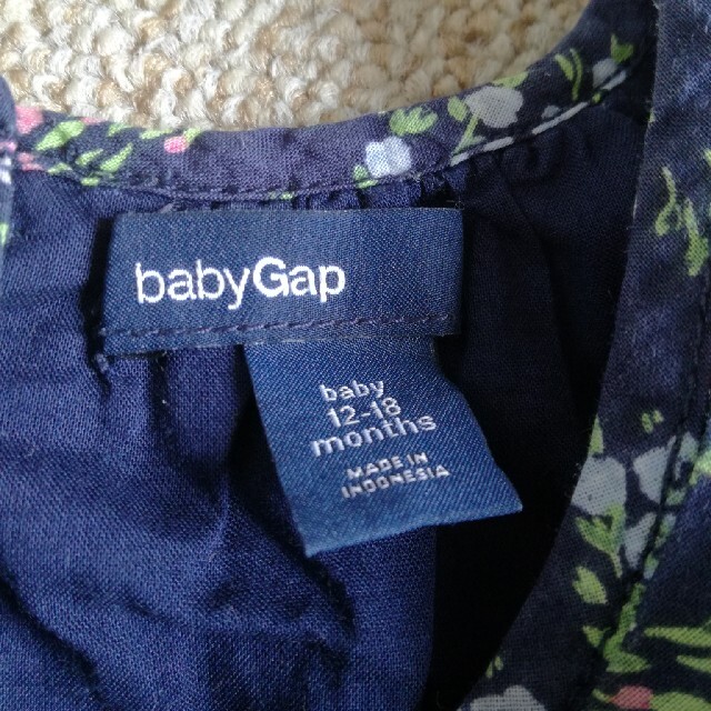 babyGAP(ベビーギャップ)のGAP 花柄ノースリーブシャツ キッズ/ベビー/マタニティのベビー服(~85cm)(シャツ/カットソー)の商品写真