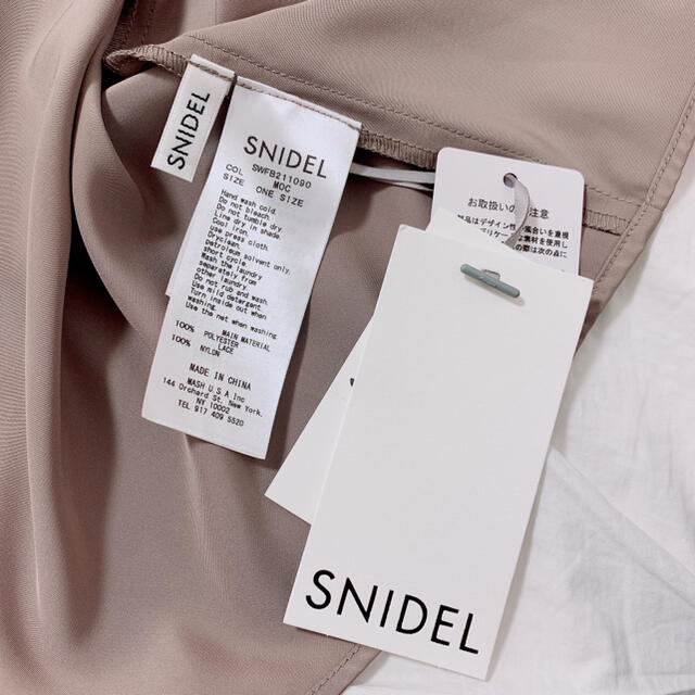 SNIDEL(スナイデル)のSNIDEL サテンシアースリーブブラウス レディースのトップス(シャツ/ブラウス(半袖/袖なし))の商品写真