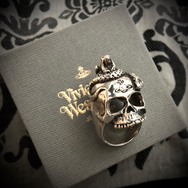 2022超人気 Vivienne Westwood スカルリング 82-AM0818-01 jsu.osubb.ro