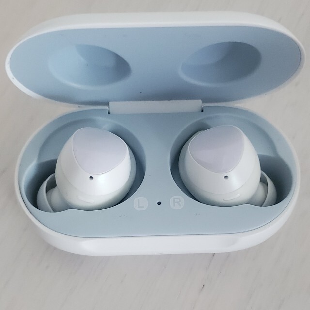 Galaxy(ギャラクシー)のGALAXY BUDS Bluetoothイヤフォン　最終値下げ！！ スマホ/家電/カメラのオーディオ機器(ヘッドフォン/イヤフォン)の商品写真