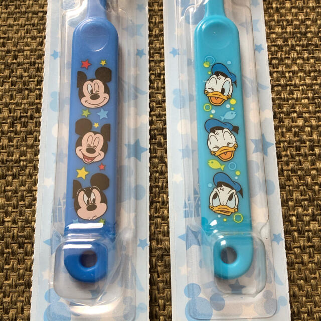 Disney(ディズニー)のミッキー  ドナルド　歯ブラシ　２本 キッズ/ベビー/マタニティの洗浄/衛生用品(歯ブラシ/歯みがき用品)の商品写真