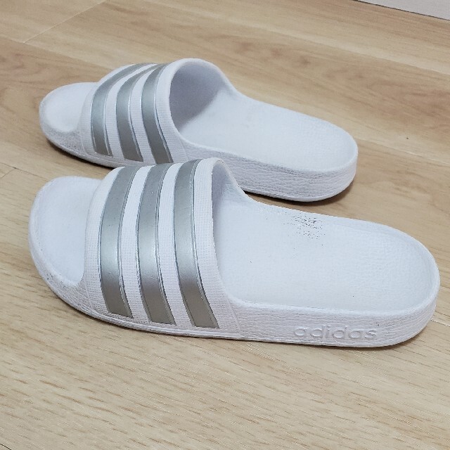 adidas(アディダス)のアディダス　シャワーサンダル　19 キッズ/ベビー/マタニティのキッズ靴/シューズ(15cm~)(サンダル)の商品写真