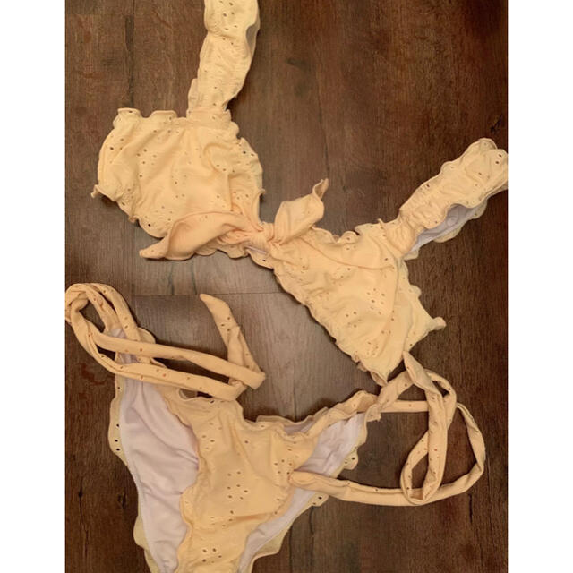 ブラジリアン　ビキニ　カットワーク  ベビーイエロー　フリル　ヒモ レディースの水着/浴衣(水着)の商品写真