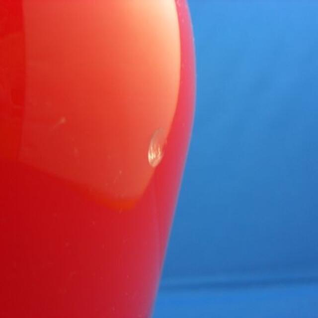 赤いマーブル模様の花瓶 インテリア/住まい/日用品のインテリア小物(花瓶)の商品写真