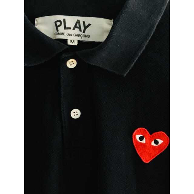 COMME des GARCONS(コムデギャルソン)の【★正規★希少★メンズM】プレイコムデギャルソン 黒 ポロシャツ 予備ボタン付き メンズのトップス(ポロシャツ)の商品写真