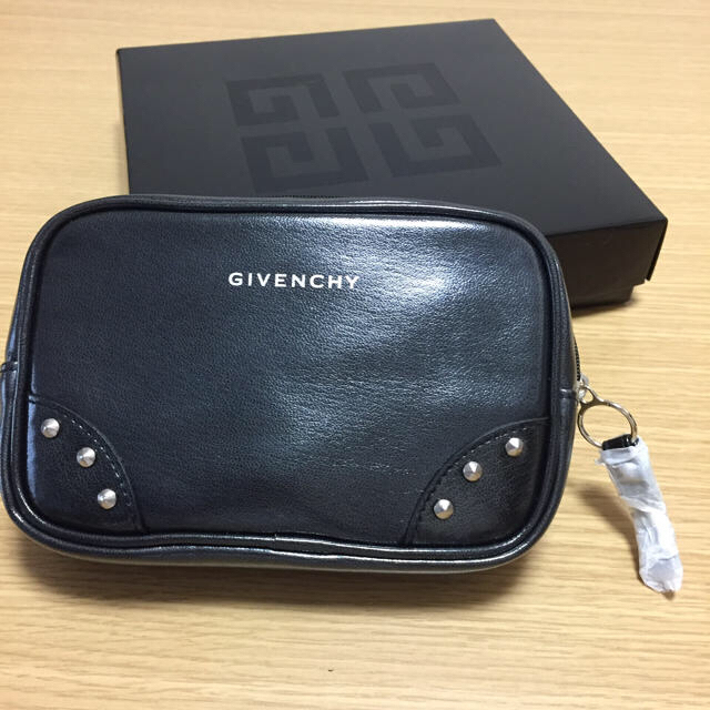 GIVENCHY(ジバンシィ)のスタッズ付 GIVENCEY 新品 ポーチ レディースのファッション小物(ポーチ)の商品写真