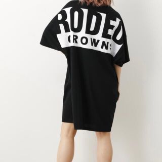 ロデオクラウンズワイドボウル(RODEO CROWNS WIDE BOWL)のビッグボックスロゴTシャツワンピース(ひざ丈ワンピース)