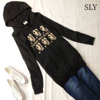 スライ(SLY)の大きめフード 細身シルエット SLY スライ パーカー 黒 ブラック(パーカー)