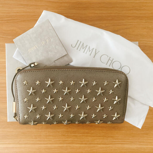 JIMMY CHOO(ジミーチュウ)のJIMMY CHOO ジミーチュウ　財布　カーキ　ゴールド　スタッズ レディースのファッション小物(財布)の商品写真