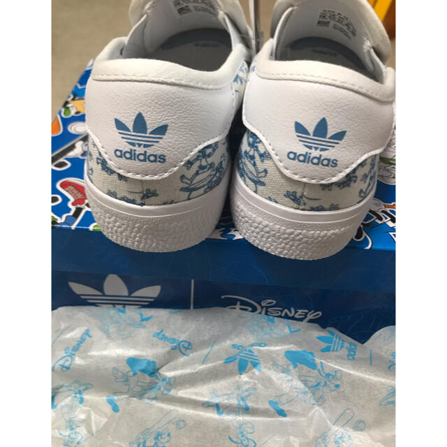 adidas(アディダス)の値下げ⭐︎アディダス  キッズ　スリッポン ディズニーコラボ　新品 キッズ/ベビー/マタニティのキッズ靴/シューズ(15cm~)(スリッポン)の商品写真