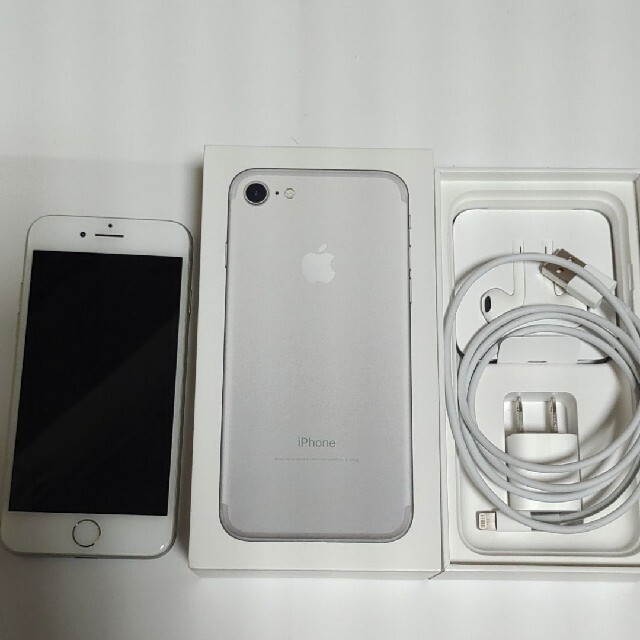 iPhone(アイフォーン)のiphone 7　シルバー 32GB  SIM フリー スマホ/家電/カメラのスマートフォン/携帯電話(スマートフォン本体)の商品写真