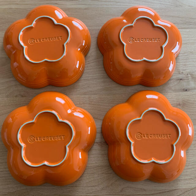 LE CREUSET(ルクルーゼ)のル・クルーゼ　フラワー　深皿　プレート　オレンジ　赤　4枚セット インテリア/住まい/日用品のキッチン/食器(食器)の商品写真