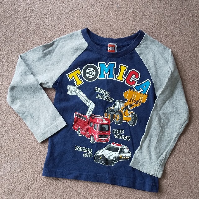 Takara Tomy(タカラトミー)のトミカ 長袖Tシャツ 100cm ロンT キッズ/ベビー/マタニティのキッズ服男の子用(90cm~)(Tシャツ/カットソー)の商品写真