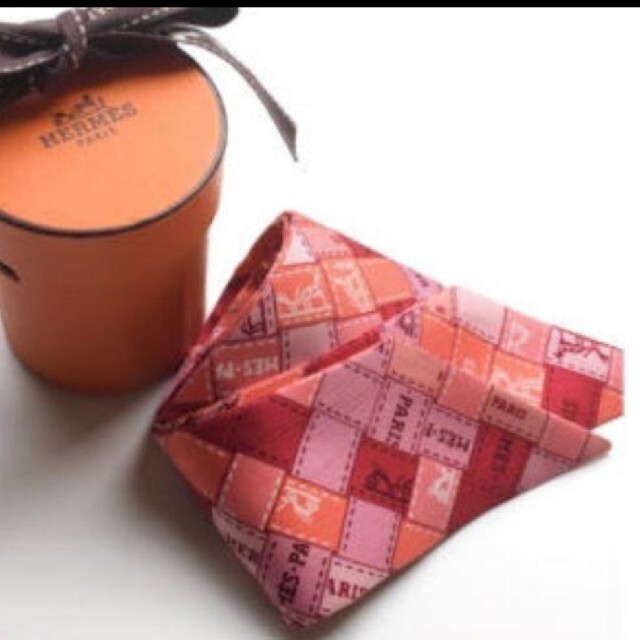 Hermes(エルメス)の新品未使用  ツイリー ピンク 赤 ボルデュック チェック レディースのファッション小物(バンダナ/スカーフ)の商品写真