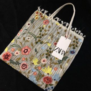 ザラ(ZARA)のZARA 刺繍トートバッグ　エンブロイダリーチュールトートバッグ(トートバッグ)