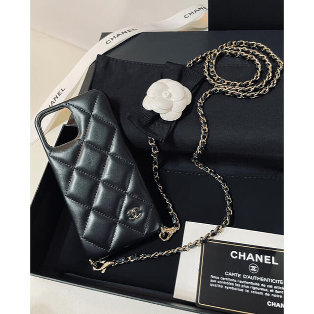 CHANEL(シャネル)のCHANEL iPhone12/12pro カメリアチェーンスマホケース　レア スマホ/家電/カメラのスマホアクセサリー(iPhoneケース)の商品写真