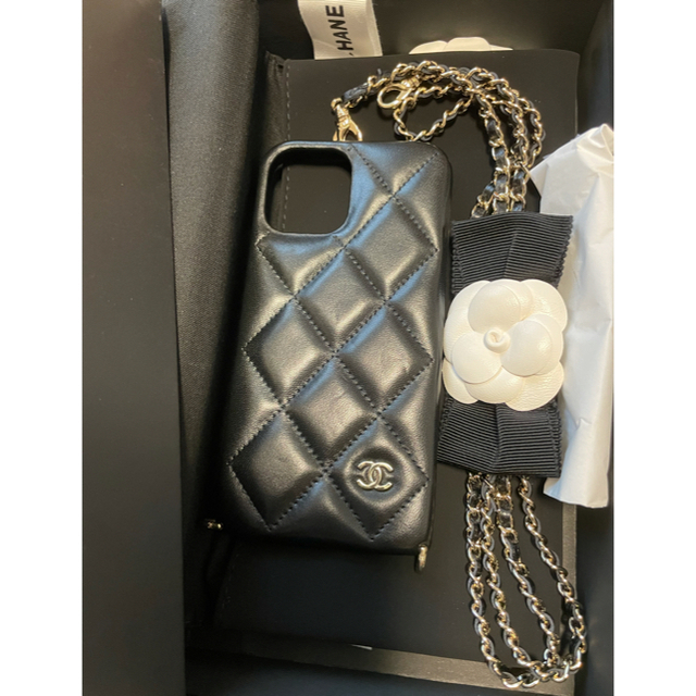 CHANEL(シャネル)のCHANEL iPhone12/12pro カメリアチェーンスマホケース　レア スマホ/家電/カメラのスマホアクセサリー(iPhoneケース)の商品写真