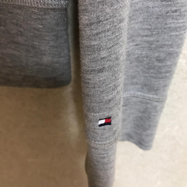 TOMMY HILFIGER(トミーヒルフィガー)のTOMMY HILFIGER パーカー　グレーS レディースのトップス(パーカー)の商品写真