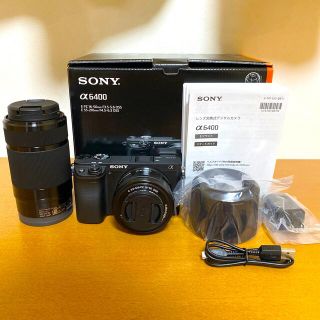 ソニー(SONY)の【超美品&おまけ有り】SONY α6400 ダブルズームレンズキット(ミラーレス一眼)