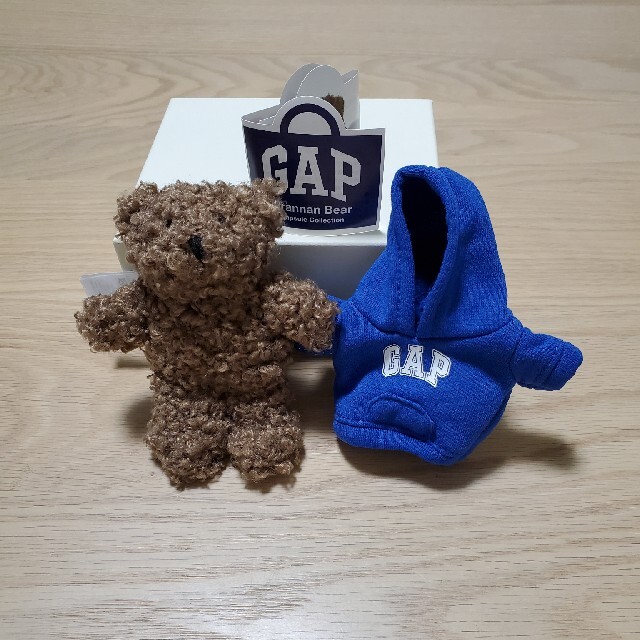 GAP(ギャップ)のGAP ブラナンベアマスコット本体+カプセルトイパーカーBlueセット　 エンタメ/ホビーのおもちゃ/ぬいぐるみ(ぬいぐるみ)の商品写真