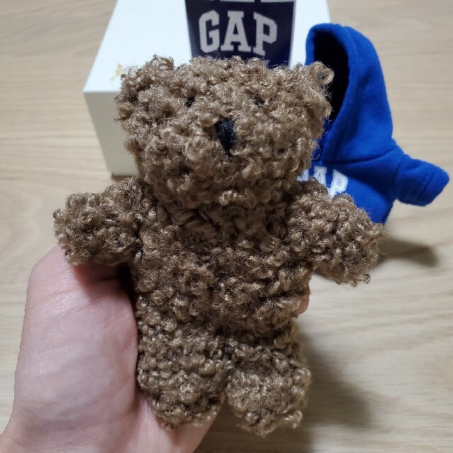 GAP(ギャップ)のGAP ブラナンベアマスコット本体+カプセルトイパーカーBlueセット　 エンタメ/ホビーのおもちゃ/ぬいぐるみ(ぬいぐるみ)の商品写真