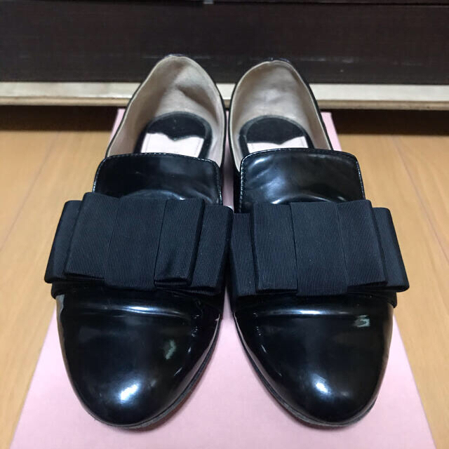 miumiu(ミュウミュウ)のmiu miu ミュウミュウ リボン付きエナメルフラットシューズ レディースの靴/シューズ(バレエシューズ)の商品写真