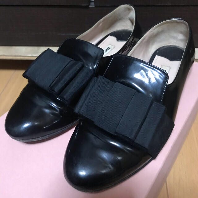 miu miu ミュウミュウ リボン付きエナメルフラットシューズ