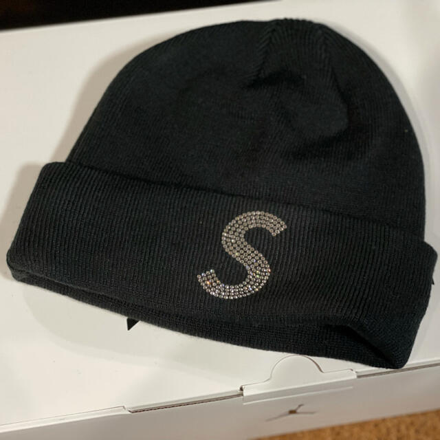 Supreme(シュプリーム)のSupreme NewEra® Swarovski® S Logo Beanie メンズの帽子(ニット帽/ビーニー)の商品写真