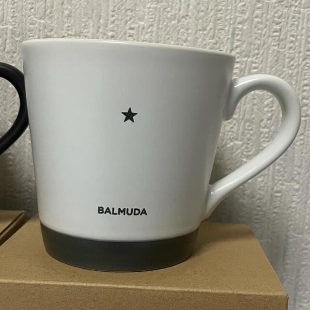 BALMUDA(バルミューダ)のバルミューダ店舗限定　「ノリタケ」マグカップ ホワイト&ブラック　新品未使用品 インテリア/住まい/日用品のキッチン/食器(グラス/カップ)の商品写真