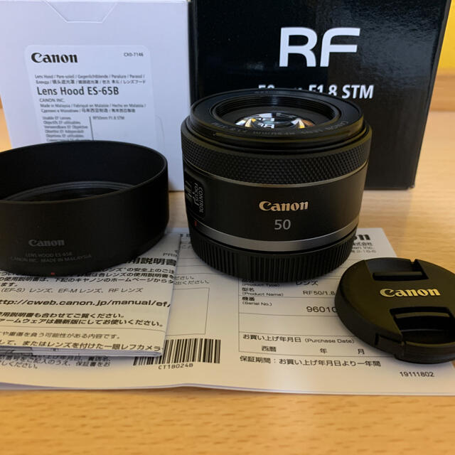 Canon(キヤノン)の新品同様 Canon RF 50mm F1.8 STM フード付き スマホ/家電/カメラのカメラ(レンズ(単焦点))の商品写真