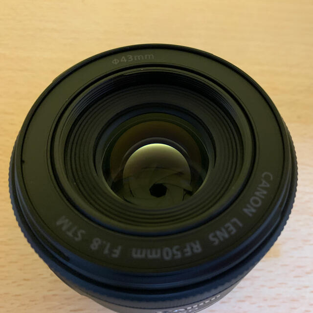 Canon(キヤノン)の新品同様 Canon RF 50mm F1.8 STM フード付き スマホ/家電/カメラのカメラ(レンズ(単焦点))の商品写真
