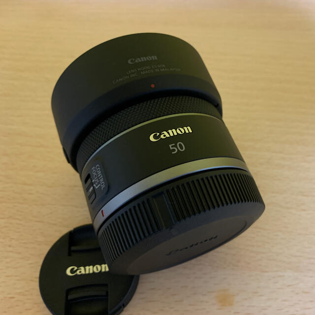 Canon(キヤノン)の新品同様 Canon RF 50mm F1.8 STM フード付き スマホ/家電/カメラのカメラ(レンズ(単焦点))の商品写真