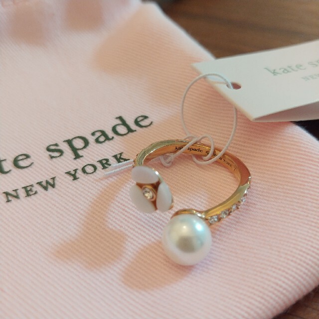 kate spade new york(ケイトスペードニューヨーク)のケイトスペード ディスコパンジー リング 指輪 お花 パール レディースのアクセサリー(リング(指輪))の商品写真