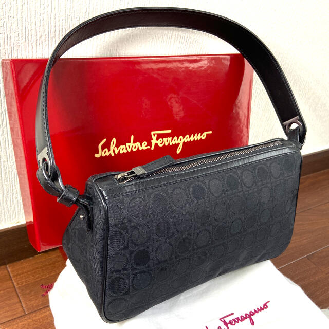 美品　Salvatore Ferragamo　ガンチーニ　ショルダーバッグ