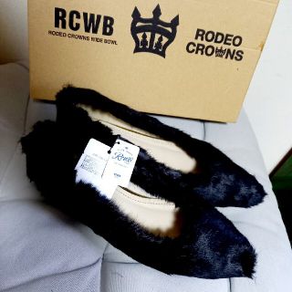 ロデオクラウンズ(RODEO CROWNS)の【新品】RODEO CROWNS フラットファーパンプス ブラック(ハイヒール/パンプス)