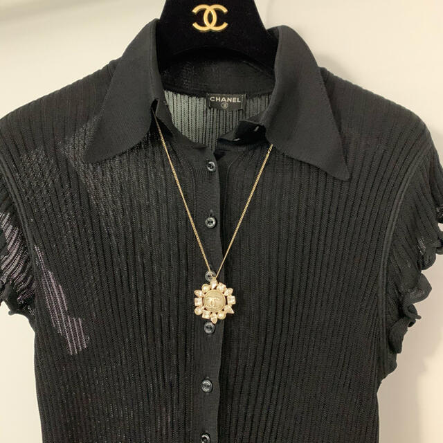 CHANEL(シャネル)の【美品】可愛い♡ CHANEL フレアが素敵なブラックニット レディースのトップス(シャツ/ブラウス(半袖/袖なし))の商品写真