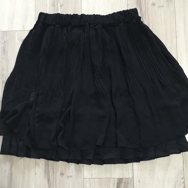 JEANASIS(ジーナシス)のJEANASISリバーシブルプリーツサテンスカート黒 レディースのスカート(ひざ丈スカート)の商品写真