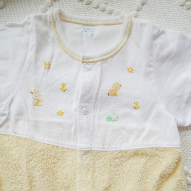 familiar(ファミリア)のにゃんくろう様専用♡︎familiar babygro パステルイエロー キッズ/ベビー/マタニティのベビー服(~85cm)(ロンパース)の商品写真