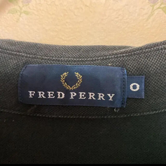 FRED PERRY(フレッドペリー)の【希少】フレッドペリー ポロシャツ ブラック ゴールド刺繍ロゴ ワンポイント メンズのトップス(ポロシャツ)の商品写真