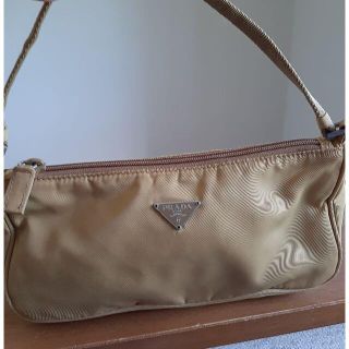 PRADA(ポーチ ・ ベージュ系)のフリマアイテム一覧 PRADA(ポーチ ・ ベージュ系)のフリマアイテム一覧