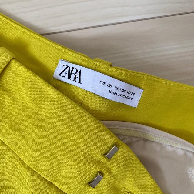 ZARA(ザラ)のZARAイエローパンツ レディースのパンツ(カジュアルパンツ)の商品写真