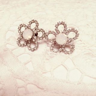 スワロフスキー(SWAROVSKI)の大きめ・お花のアクセントピアス(ピアス)