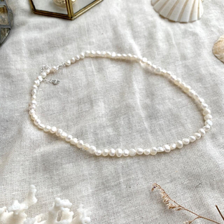 ザラ(ZARA)の淡水バロックパール ホワイト 小粒 ネックレス チョーカー真珠　　34センチ(ネックレス)